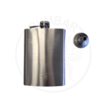 Metalna pljoska sa lijevkom izvađena iz kutije