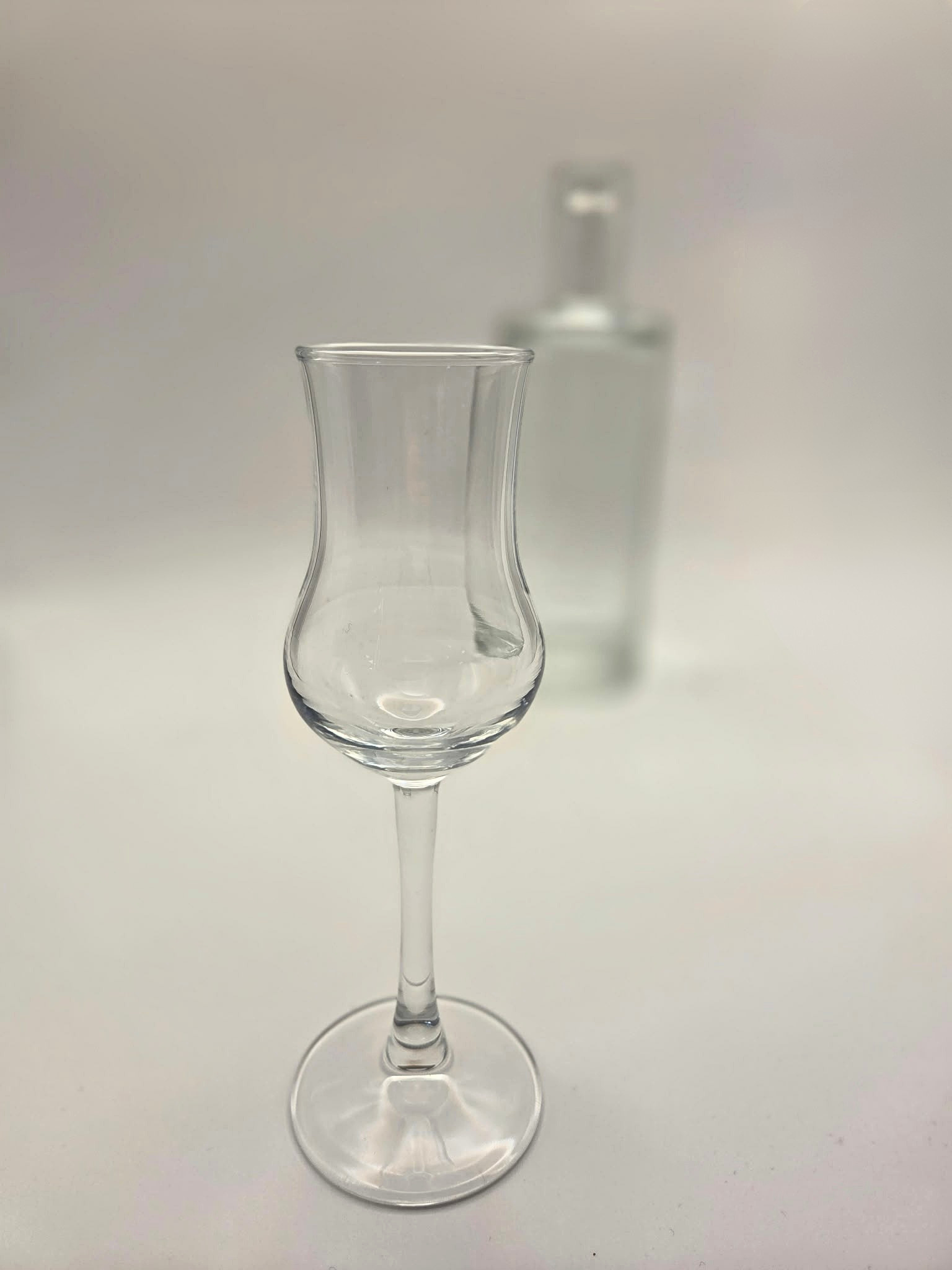 Čaša Grappa u prednjem planu
